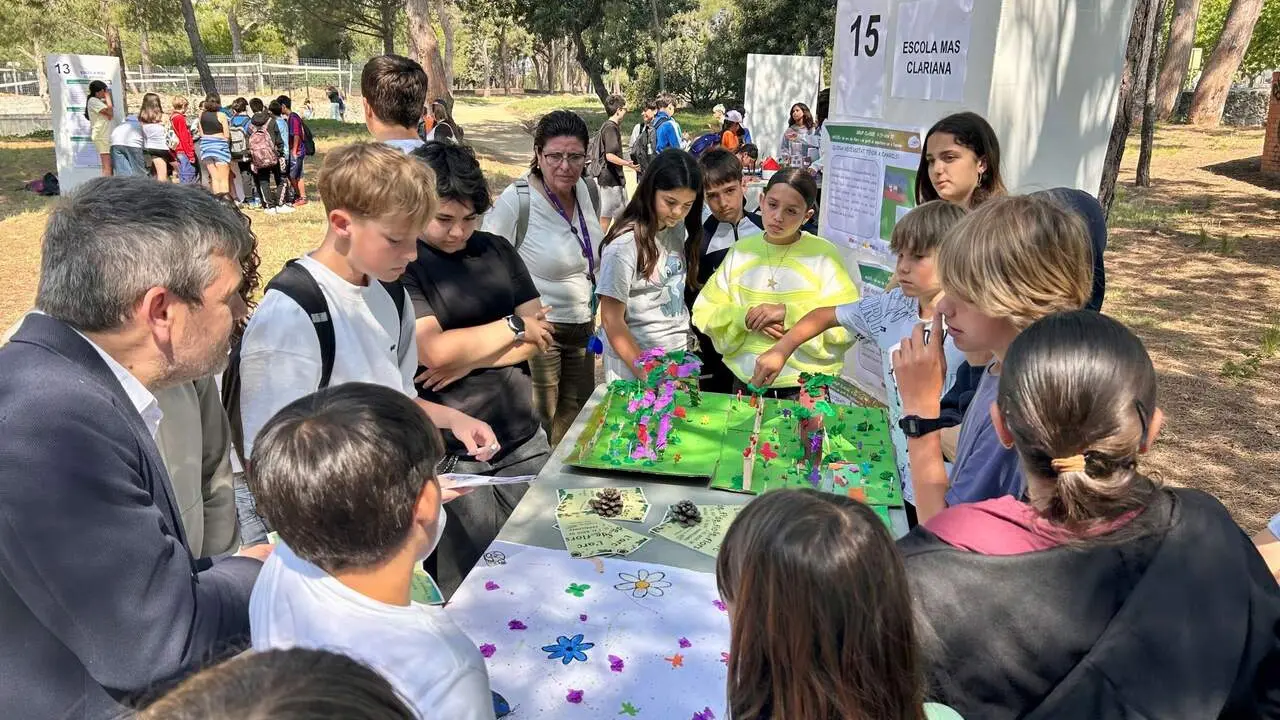 Alumnes participen activament a la fira d&rsquo;idees per la sostenibilitat a Cambrils amb m&eacute;s de 350 assistents &mdash; Imagen de la Fuente