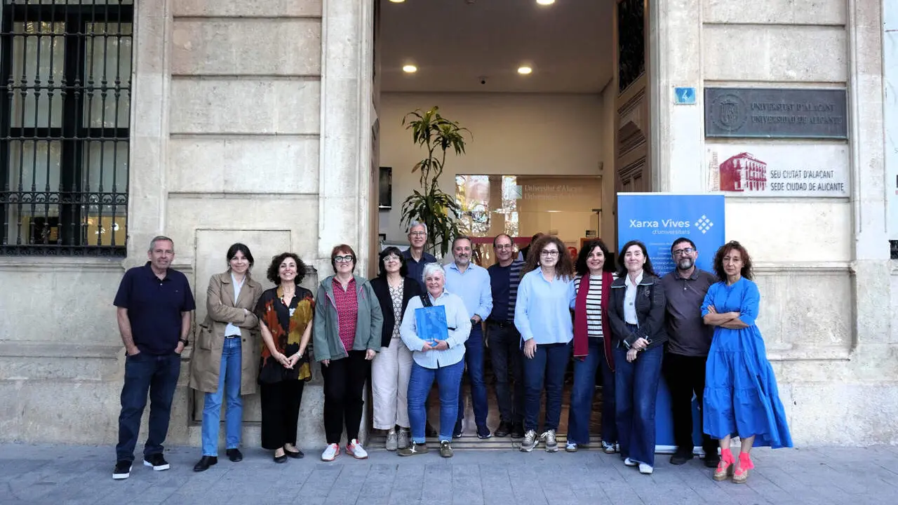 Persones conversant i mostrant noves tecnologies digitals en l'espai d'un f&ograve;rum universitari modern &mdash; Imagen de la Fuente