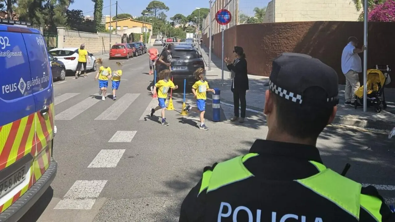 Agents de la Gu&agrave;rdia Urbana de Reus escortant un grup d&rsquo;alumnes durant la sortida del Cross Escolar &mdash; Imagen de la Fuente