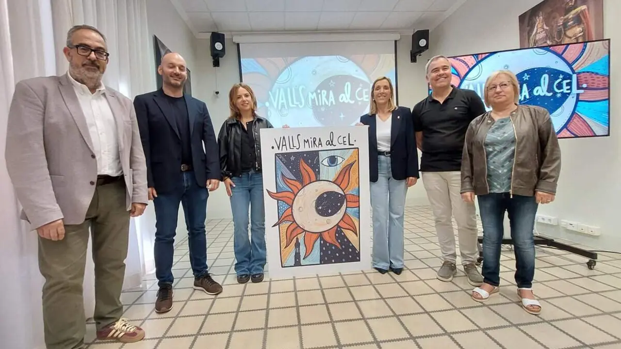 Grup de persones preparant-se a Valls per observar l&rsquo;eclipsi total de sol en un espai a l&rsquo;aire lliure &mdash; Imagen de la Fuente