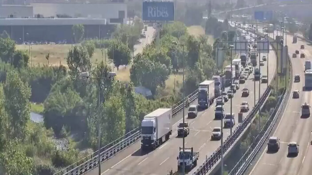  Vista de l'accident a l'AP-7 a Montorn&egrave;s amb un carril tallat i retenci&oacute; de vehicles quil&ograve;metre i mig &mdash; Imagen de la Fuente 