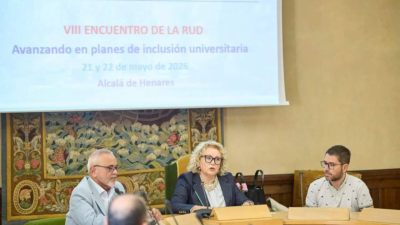  Escriptori amb ordinadors i eines tecnol&ograve;giques per a la cerca avan&ccedil;ada a la Universitat Rovira i Virgili &mdash; Imagen de la Fuente 