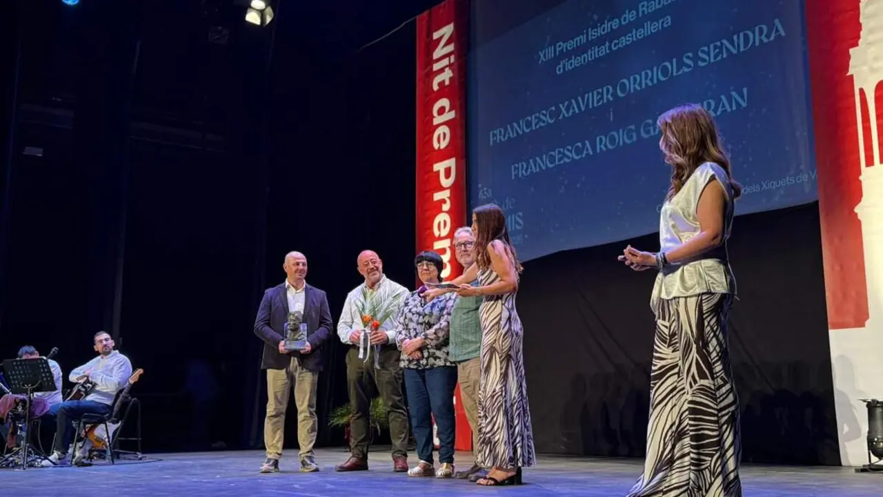 Entrega del XIII&egrave; Premi Isidre de Rabass&oacute; d&rsquo;identitat castellera a Francesc Xavier Orriols i Francesca Roig a la Nit de Premis de Valls &mdash; Imagen de la Fuente