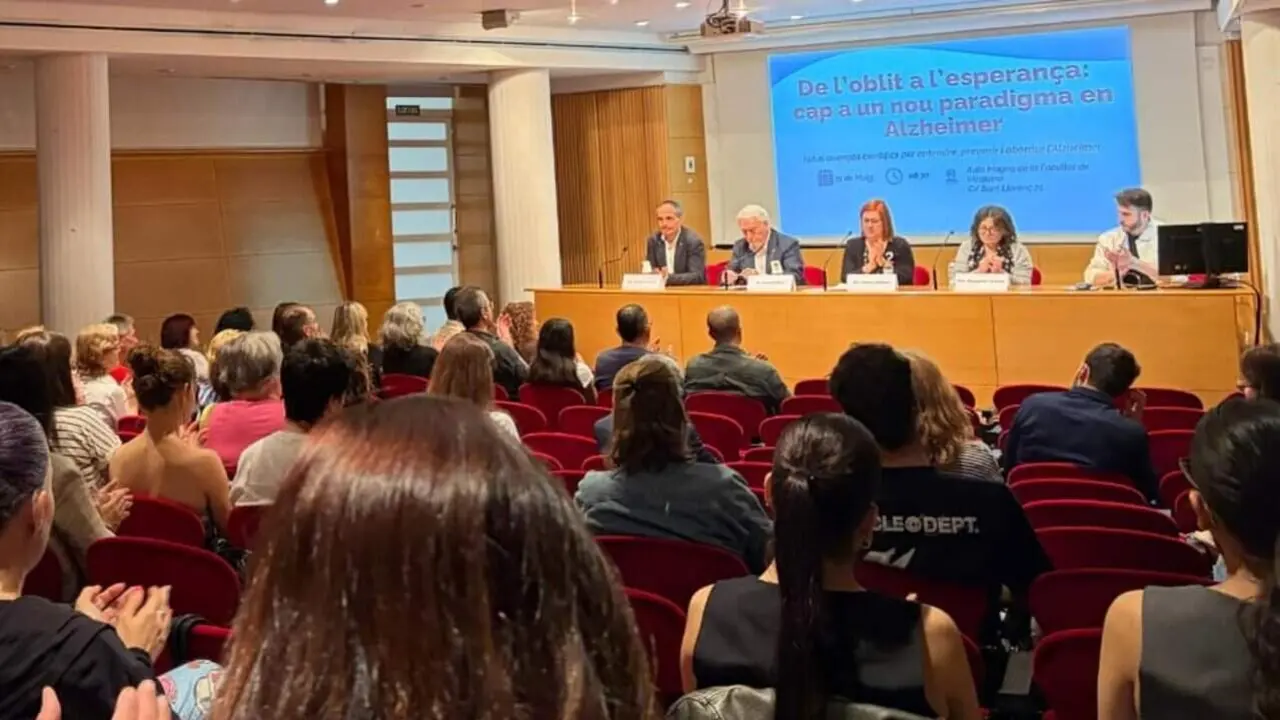  Investigadors professionals i familiars debatent els reptes vinculats a l&rsquo;Alzheimer durant una jornada especialitzada &mdash; Imagen de la Fuente 