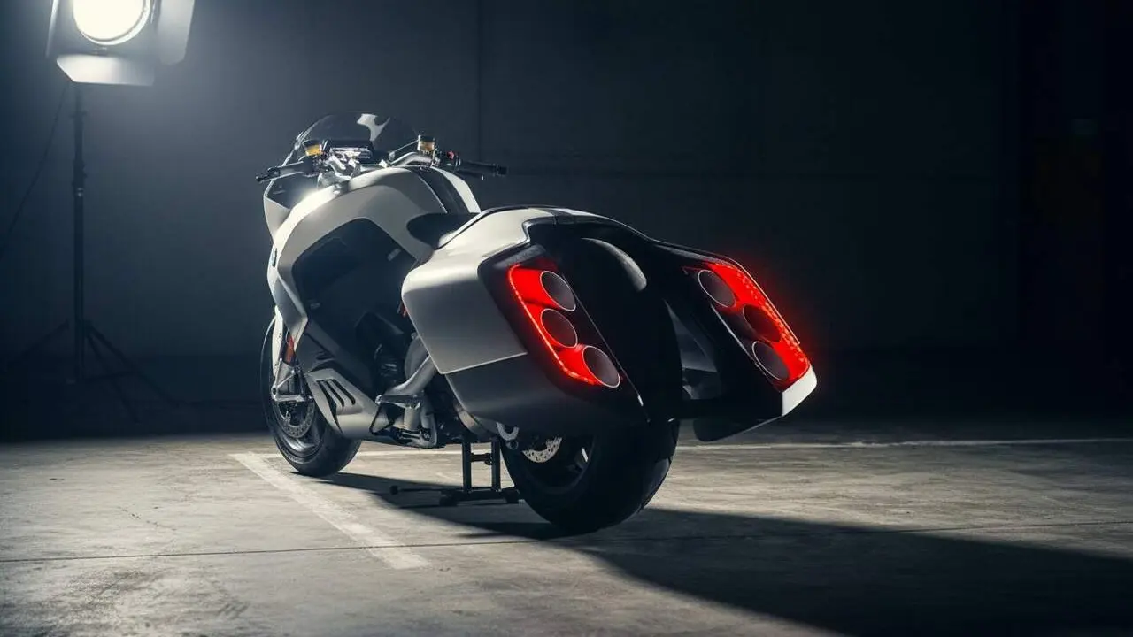 BMW Motorrad Vision K18 amb motor de 6 cilindres i 1800 cc per revolucionar les motocicletes GT de futur &mdash; Imagen generada por IA