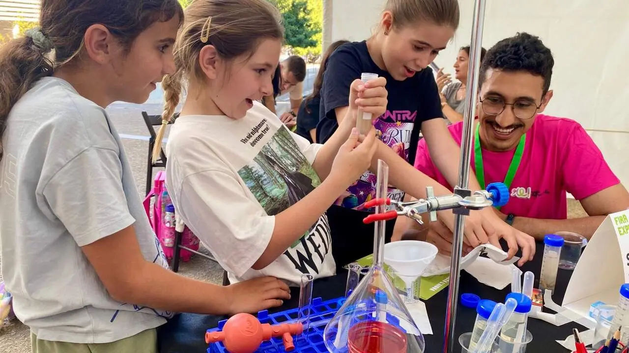  M&eacute;s de 700 persones participen a la Fira cient&iacute;fica de la URV convertint-la en un gran laboratori experimental &mdash; Imagen de la Fuente 