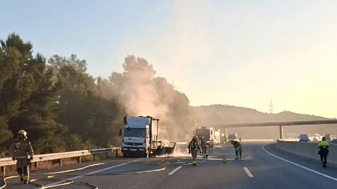  Incendi i accident a l&rsquo;AP-7 aturat pels Bombers de Catalunya extingint foc al cami&oacute; i turisme afectats &mdash; Imagen de la Fuente 