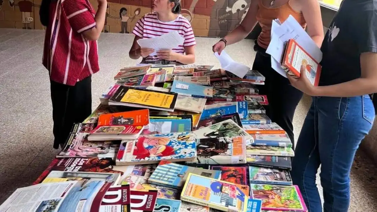 Persones reunides a Reus preparant documentaci&oacute; per sol&middot;licitar subvencions per a projectes solidaris &mdash; Imagen de la Fuente