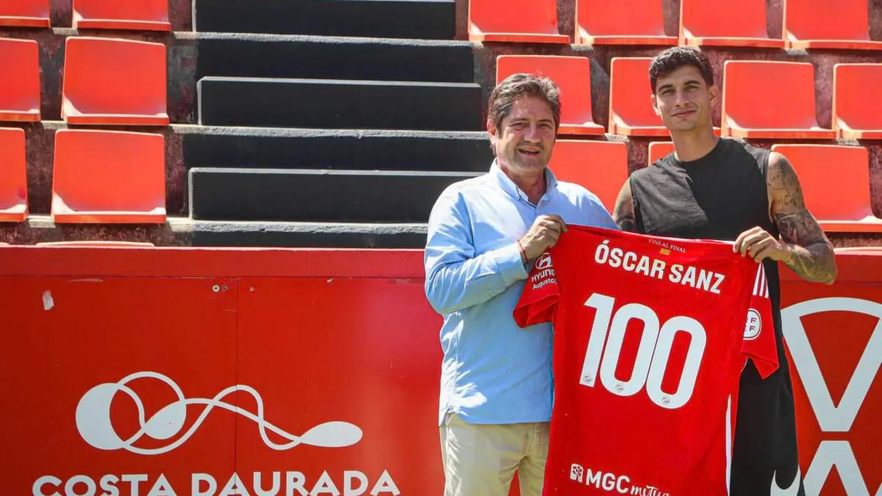  Llu&iacute;s F&agrave;bregas lliura la samarreta commemorativa pel centenar de partits d&rsquo;&Oacute;scar Sanz amb el Gimn&agrave;stic de Tarragona &mdash; Imagen de la Fuente 