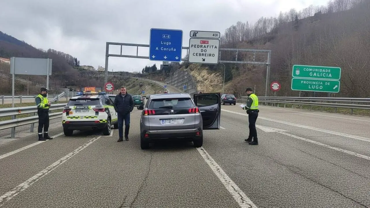 Multes de 1.000 euros per a milers de conductors el 2025 per infraccions de tr&agrave;nsit i noves normatives vi&agrave;ries &mdash; Imagen generada por IA