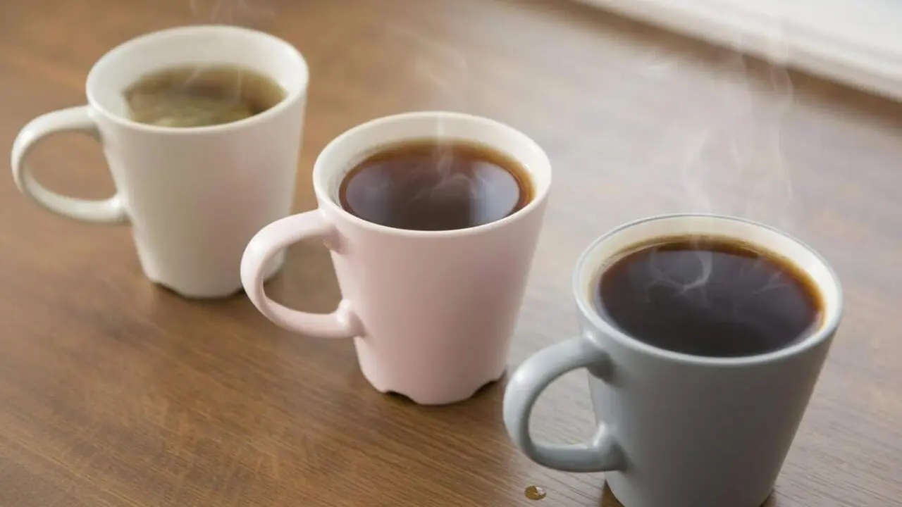  Begudes amb cafe&iuml;na ordenades de menys a m&eacute;s segons la seva intensitat per con&egrave;ixer alternatives al caf&egrave; &mdash; Imagen generada por IA 