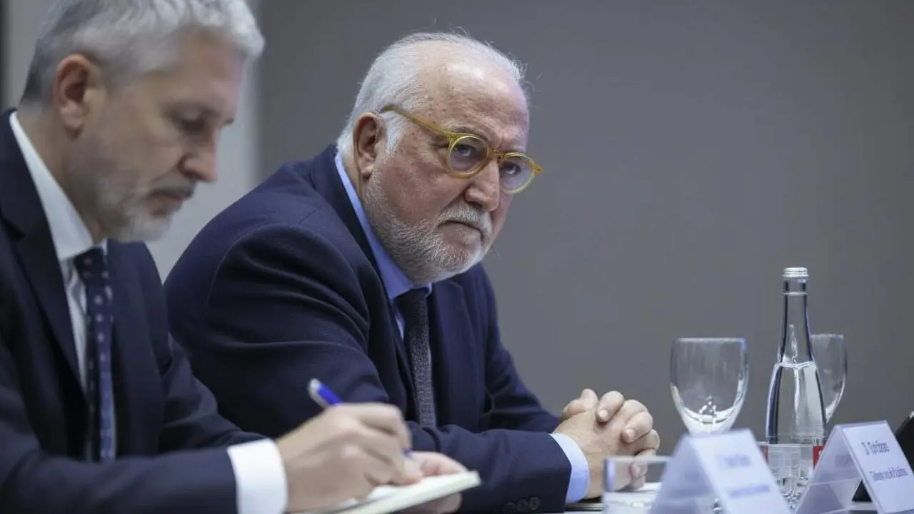  Agent de la Gu&agrave;rdia Civil realitzant control d&rsquo;alcohol&egrave;mia mentre la DGT implanta sistema antiarrencada per a cotxes nous a Espanya &mdash; Imagen generada por IA 