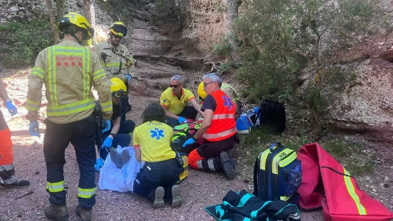  Rescat d'una persona a la Roca Foradada de Prades despr&eacute;s de caure diversos metres davallant la muntanya &mdash; Imagen de la Fuente 
