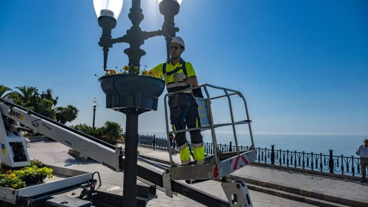  Fanals de la Rambla Nova lluents de colors amb jardineres penjants i flors de temporada a Tarragona aquesta primavera &mdash; Imagen de la Fuente 