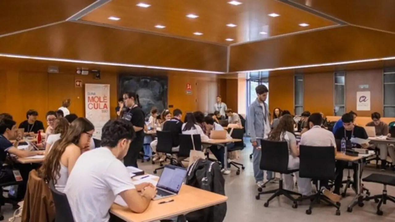  La Universitat Rovira i Virgili consolidant l&rsquo;&egrave;xit de la final interuniversit&agrave;ria del concurs Quina Mol&egrave;cula &mdash; Imagen de la Fuente 