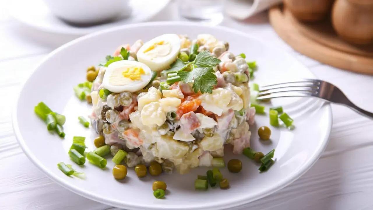 Ensaladilla russa saludable amb alt contingut en prote&iuml;nes i ingredients naturals per a un &agrave;pat nutritiu &mdash; Imagen generada por IA 