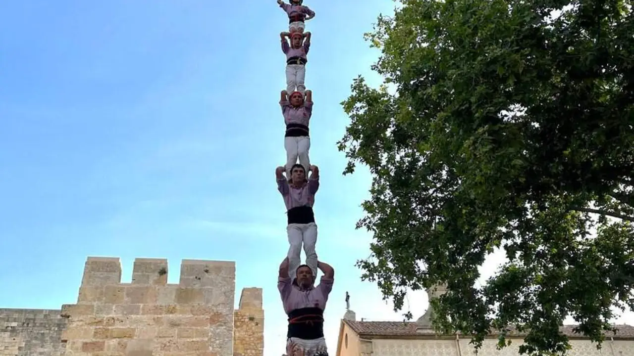 Colla Jove de Tarragona descarrega el primer pilar de 7 de la temporada. Imatge de la font