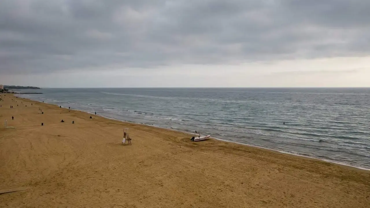  Dona que nedava mor ofegada a la Platja de Ponent de Salou en un tr&agrave;gic accident estival &mdash; Imagen generada por IA 