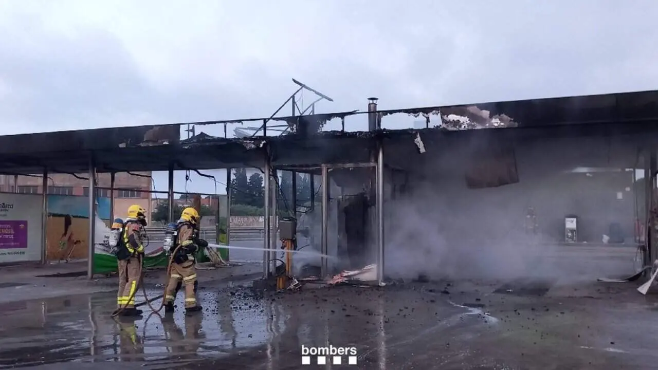  Incendi controlat a la zona de rentat de vehicles d&rsquo;una &agrave;rea de servei a la carretera T-310 a Reus sense afectaci&oacute; personal &mdash; Imagen de la Fuente 