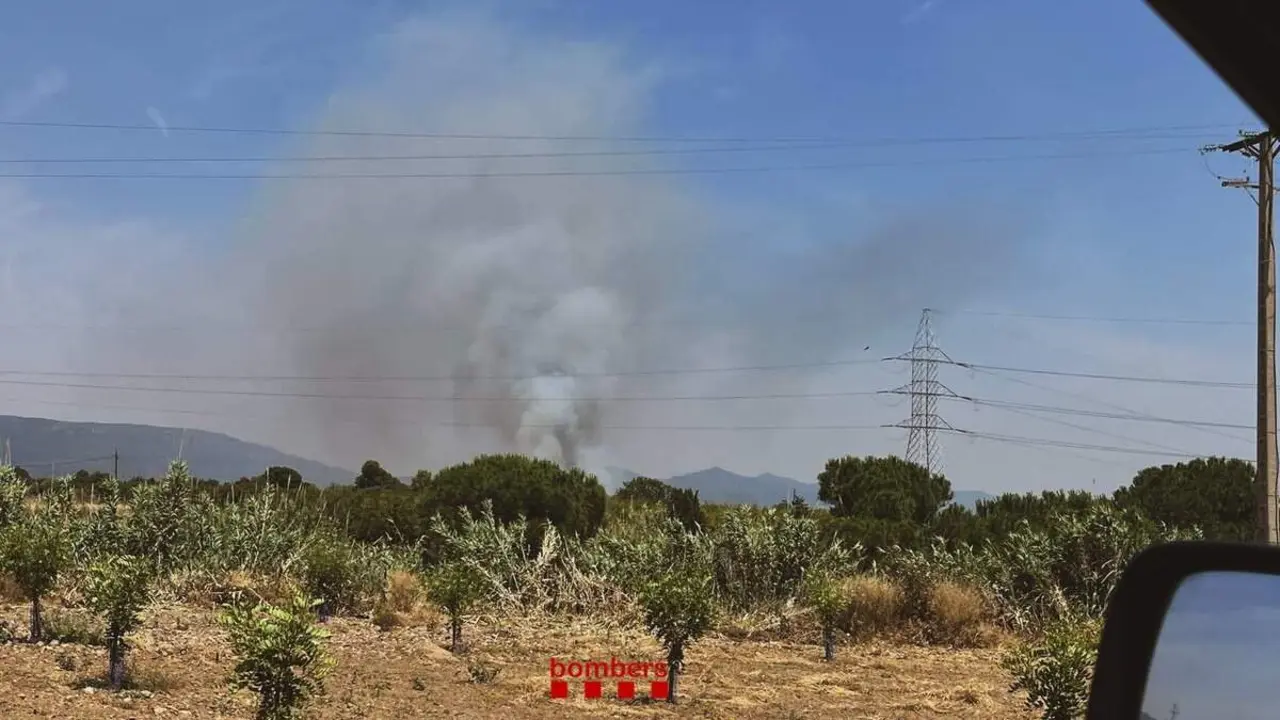  Dotacions d'emerg&egrave;ncia apaguem incendi a vegetaci&oacute; i caseta de fusta al Rourell, Vilallonga del Camp amb helic&ograve;pter bombarder activa &mdash; Imagen de la Fuente 