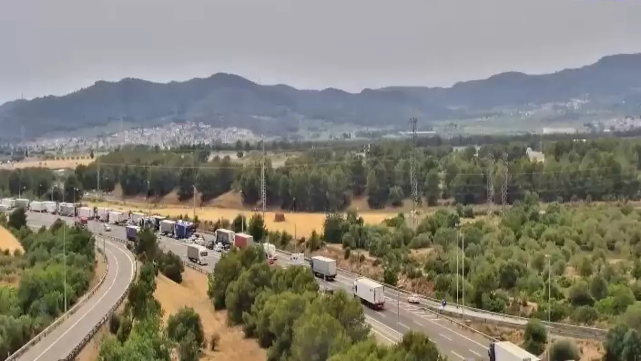  Accident a l'AP-7 a Santa Oliva provoca retencions i nom&eacute;s un carril obert en sentit sud cap a Tarragona &mdash; Imagen de la Fuente 