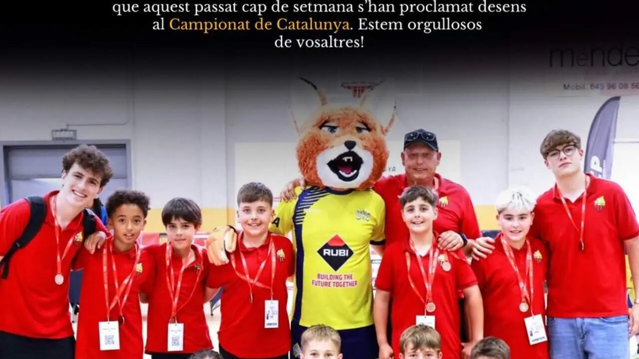 Celebraci&oacute; del Benjam&iacute; A del Reus Deportiu despr&eacute;s del gran tancament de temporada amb orgull i passi&oacute; a Catalunya &mdash; Imagen de la Fuente