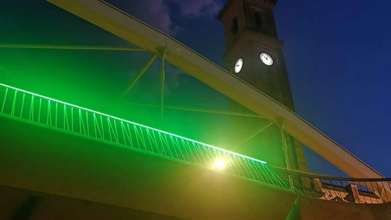  Pont de l&rsquo;Estat de Tortosa il&middot;luminat de verd pel Dia Mundial de la Miast&egrave;nia el 2 de juny amb suport a la salut neuromuscular &mdash; Imagen de la Fuente 