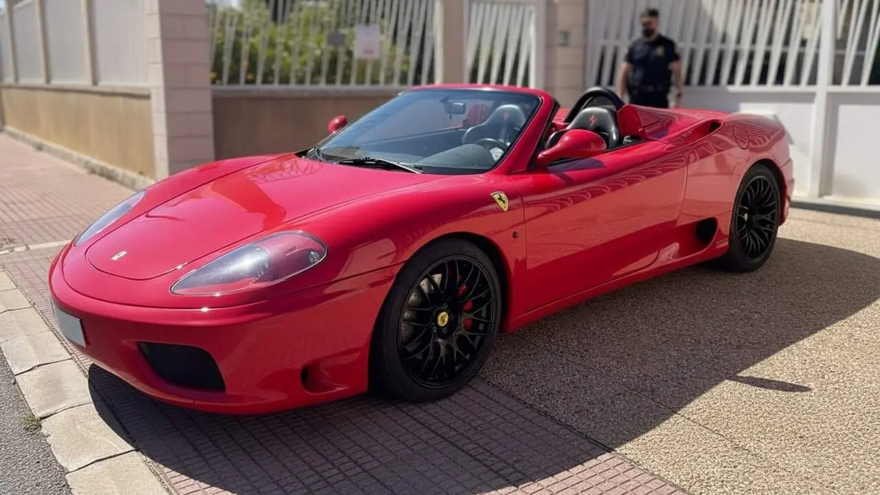  Detingut a Elx per intentar vendre un fals Ferrari disfressat sobre un altre cotxe amb documentaci&oacute; falsa &mdash; Imagen generada por IA 