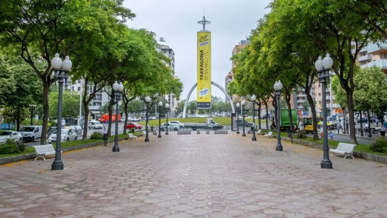  La Torre dels Vents llu&iuml;nt per al Tour de Fran&ccedil;a amb el trofeu de l&rsquo;esdeveniment al centre de la ciutat &mdash; Imagen de la Fuente 