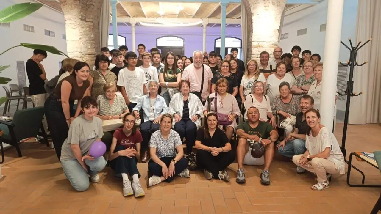  Alumnes de 3r d&rsquo;ESO i persones grans participen a la trobada intergeneracional del projecte Camins de Mem&ograve;ria &mdash; Imagen de la Fuente 