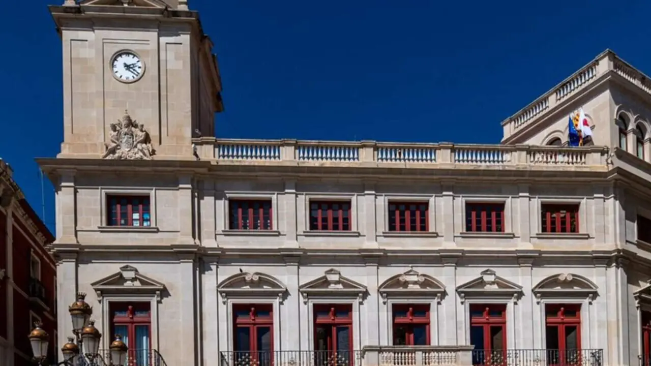 Restriccions d&rsquo;acc&eacute;s i circulaci&oacute; a la pla&ccedil;a del Mercadal durant el mes de juny amb horaris espec&iacute;fics &mdash; Imagen de la Fuente