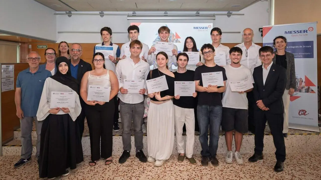 Estudiantat de LETSEQ rebent el premi Messer Ib&egrave;rica per fomentar el talent i la innovaci&oacute; acad&egrave;mica durant catorze anys &mdash; Imagen de la Fuente