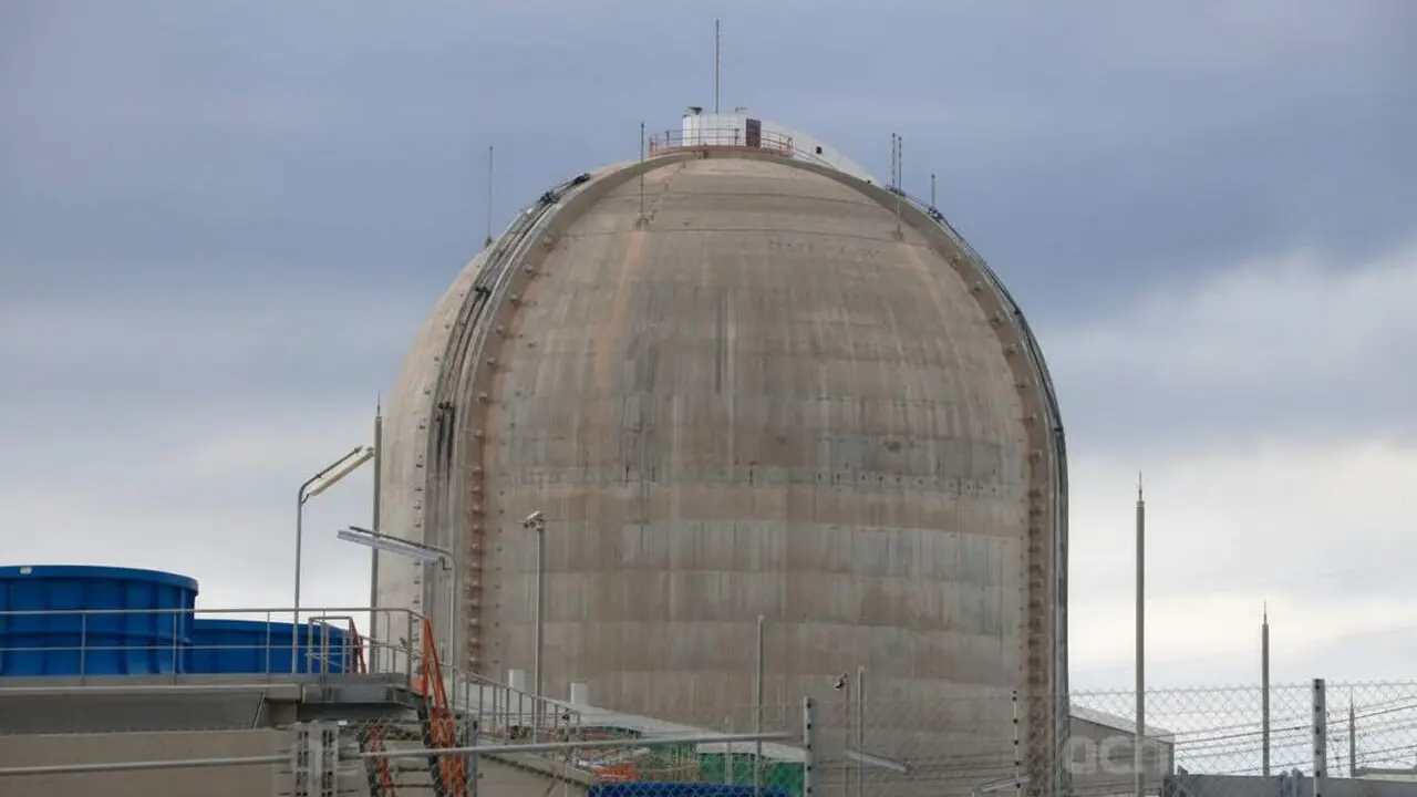Vista panor&agrave;mica de la central nuclear de Vandell&ograve;s II durant l'aturada autom&agrave;tica de la turbina sense impacte extern &mdash; Imagen generada por IA