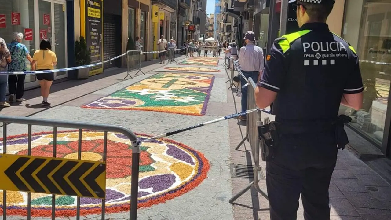  Catifes de flors i sortida dels gegants durant els actes del Corpus a Reus amb seguiment de la Gu&agrave;rdia Urbana &mdash; Imagen de la Fuente 