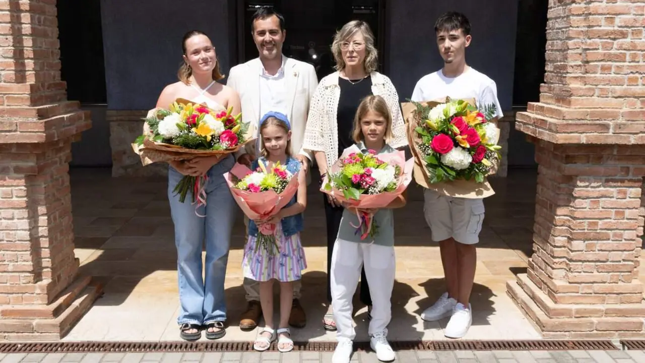  Maya Holvik Mauri i Arnau Brunet Pinto escollits com a reina i hereu major de la Cinta 2026 amb Martina Monta&ntilde;a com a reina infantil &mdash; Imagen de la Fuente 