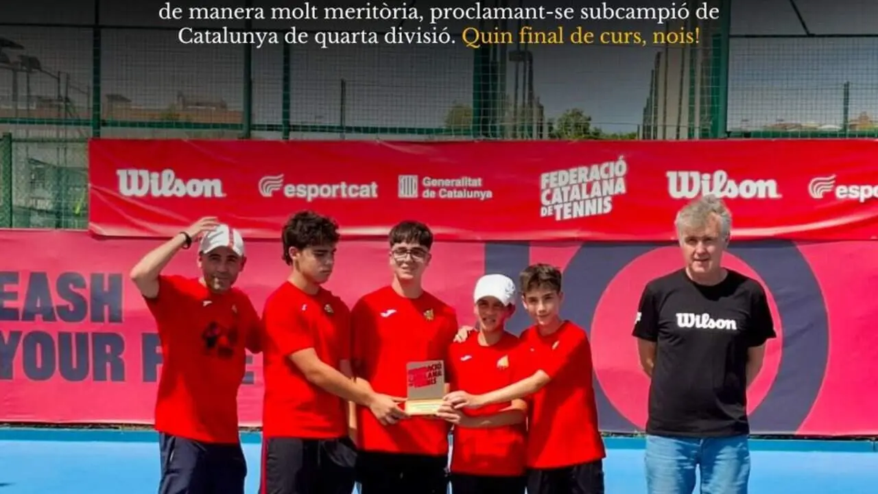 Infantil mascul&iacute; de tennis, subcampi&oacute; de Catalunya Divisi&oacute; 4, celebrant la temporada amb la copa al camp de joc &mdash; Imagen de la Fuente