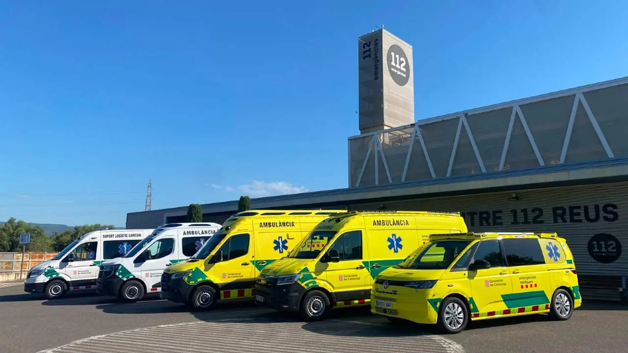 Ambul&agrave;ncies noves al Camp de Tarragona per refor&ccedil;ar la cobertura sanit&agrave;ria i atendre emerg&egrave;ncies m&egrave;diques eficientment &mdash; Imagen generada por IA
