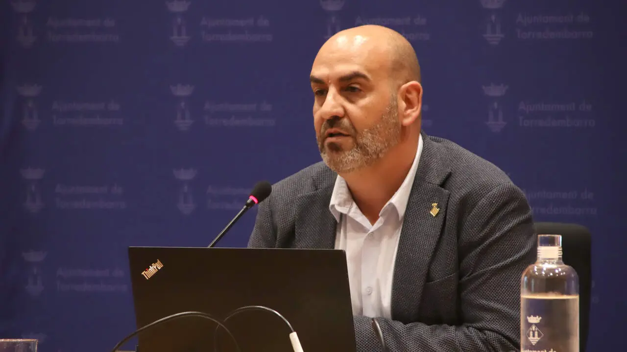 Ra&uacute;l Garc&iacute;a preparant-se per assumir l&rsquo;alcaldia de Torredembarra aquest dissabte en un acte oficial destacat &mdash; Imagen de la Fuente
