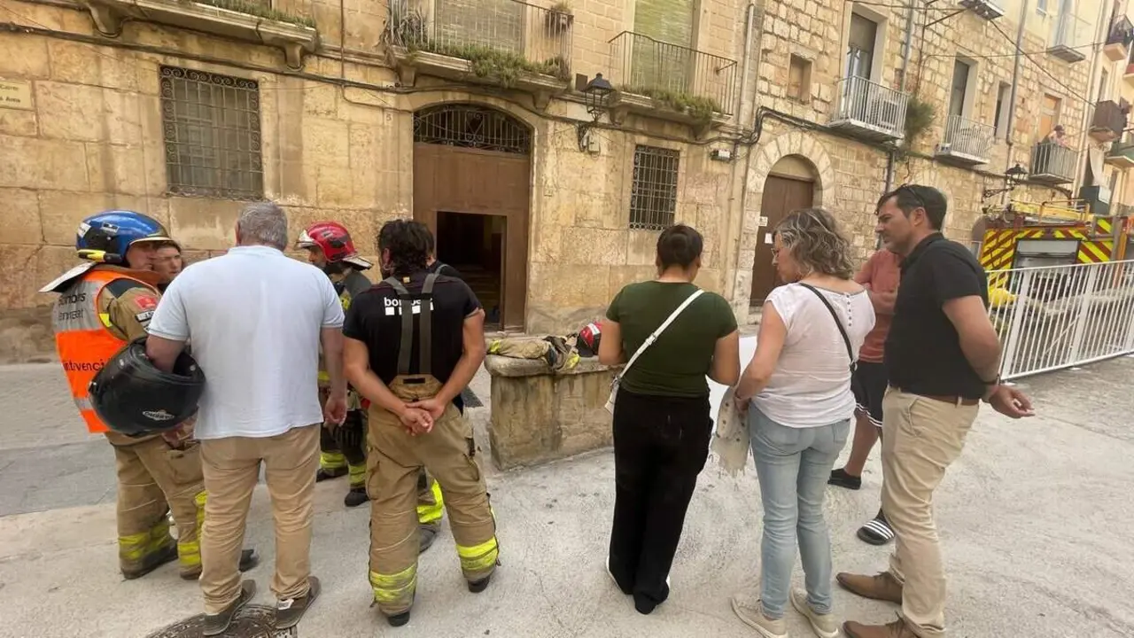  Ensorrament parcial d'una casa al carrer de Santa Anna amb dos ferits i desallotjament de ve&iuml;ns a causa de l'urbanisme insegur &mdash; Imagen de la Fuente 