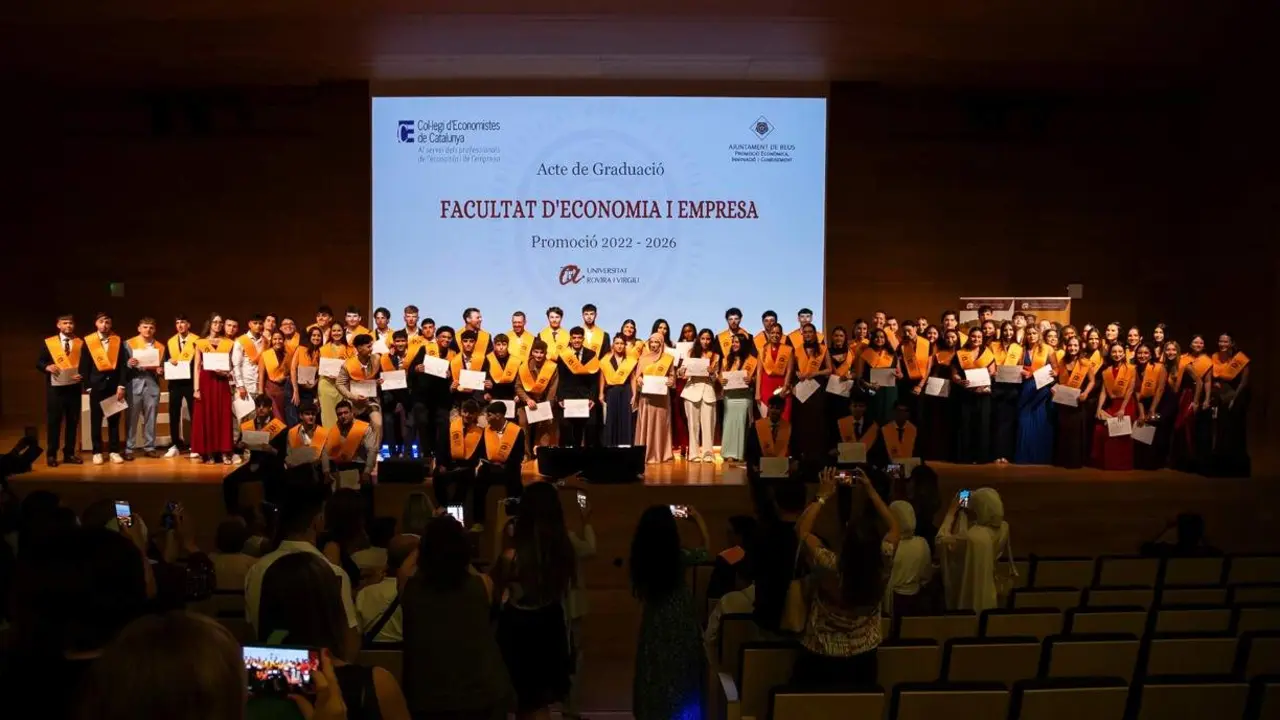  Graduaci&oacute; de la promoci&oacute; 2022-26 a la Facultat d&rsquo;Economia i Empresa de la URV amb estudiants i professors celebrant l'&egrave;xit acad&egrave;mic &mdash; Imagen de la Fuente 