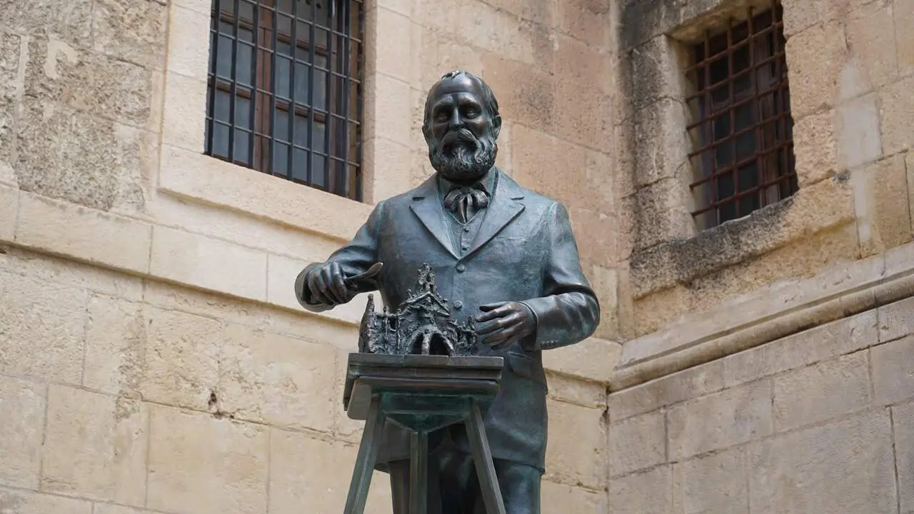 Escultura de Gaud&iacute; de 1,9 metres inaugurada al Fossar Vell de Reus amb gran expectaci&oacute; popular &mdash; Imagen de la fuente