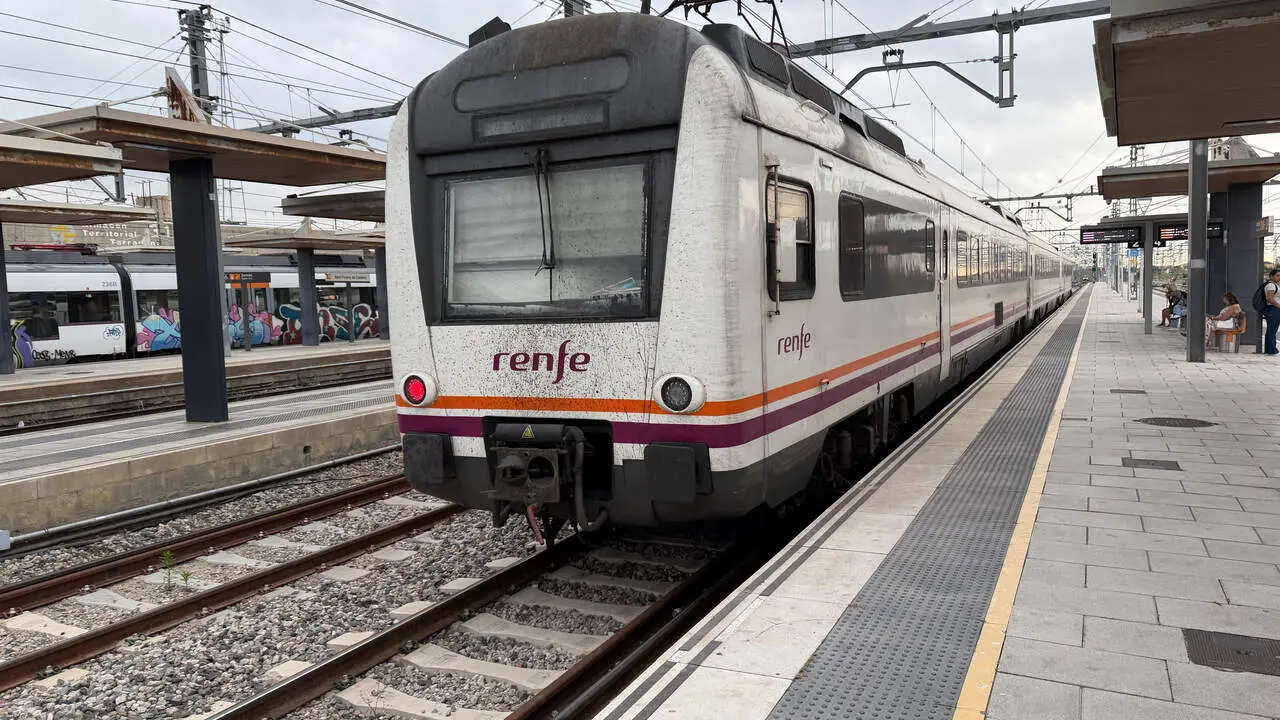 Tren de la l&iacute;nia R2 Sud amb passatgers esperant retards importants despr&eacute;s d&rsquo;obres al Garraf &mdash; Imagen de la Fuente