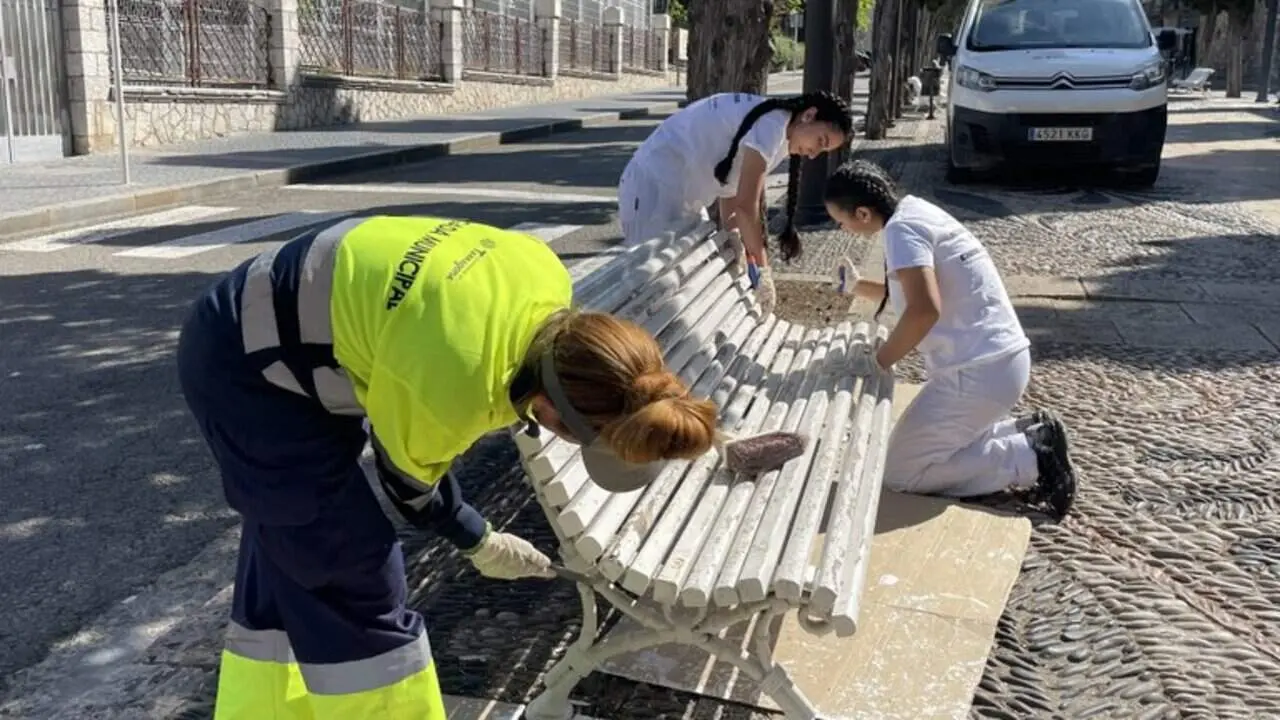  Joves de Tarragona rehabiliten espais p&uacute;blics en col&middot;laboraci&oacute; amb la Brigada Municipal per a la formaci&oacute; laboral &mdash; Imagen de la Fuente 