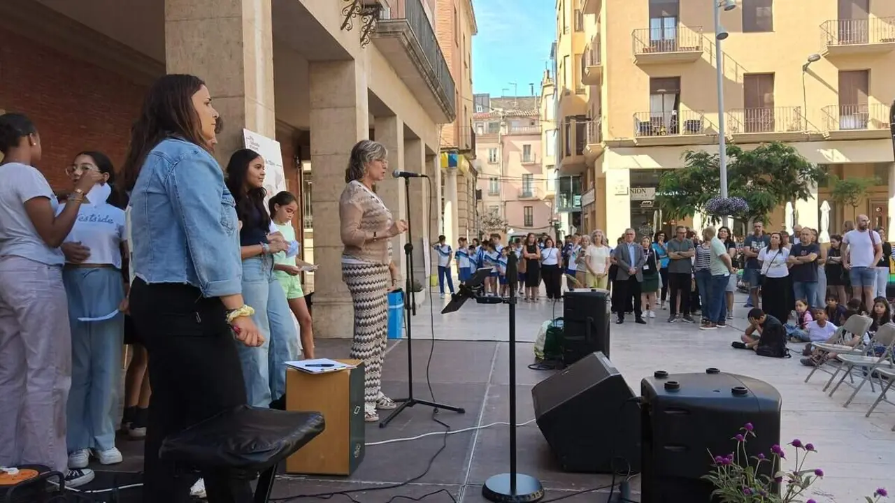  Festa de final de curs del Pla Educatiu d'Entorn a la pla&ccedil;a de l'Ajuntament de Tortosa amb entrega de diplomes &mdash; Imagen de la Fuente 