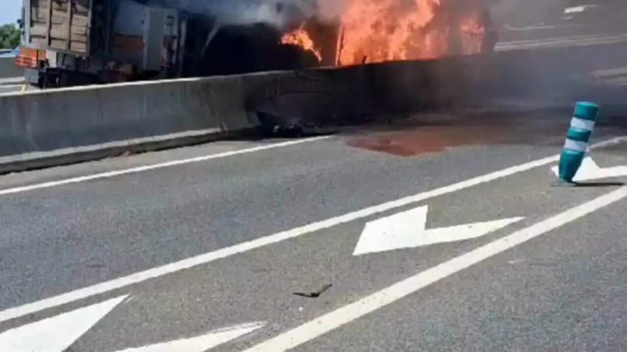  Incendi d&rsquo;un vehicle a la T-11 entre Reus i Constant&iacute; provoca restricci&oacute; d&rsquo;un carril i afectaci&oacute; vi&agrave;ria marca Bombers &mdash; Imagen de la Fuente 