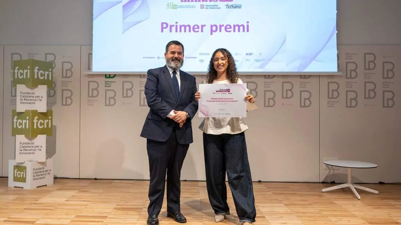  Fatima El Bouhali presentant la seva tesi en quatre minuts amb &egrave;xit a la URV davant p&uacute;blic expert &mdash; Imagen de la Fuente 