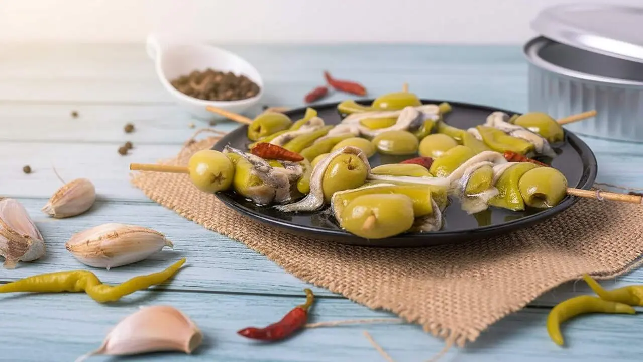  Aperitius f&agrave;cils i r&agrave;pids amb olives, anxoves i piparra per a picoteigs perfectes en qualsevol ocasi&oacute; &mdash; Imagen generada por IA 