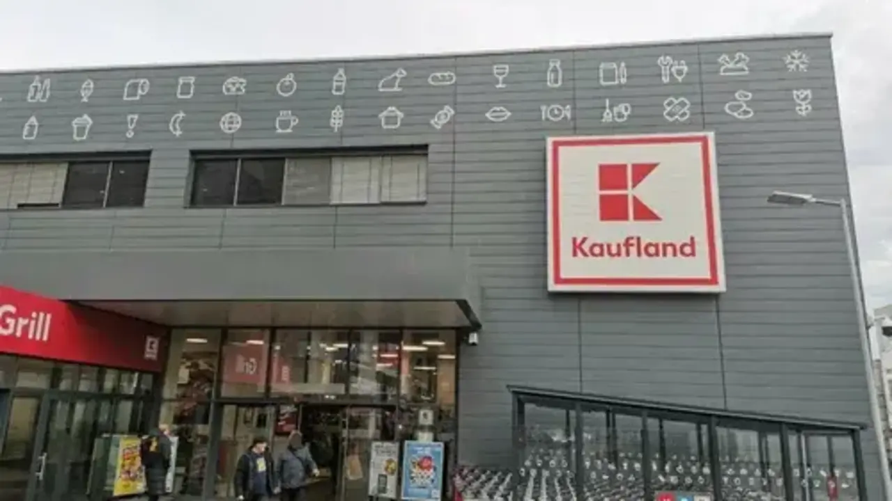 Fachada del supermercat Kaufland a Espanya competint amb Lidl amb productes alemanys i preus baixos &mdash; Imagen Kaufland