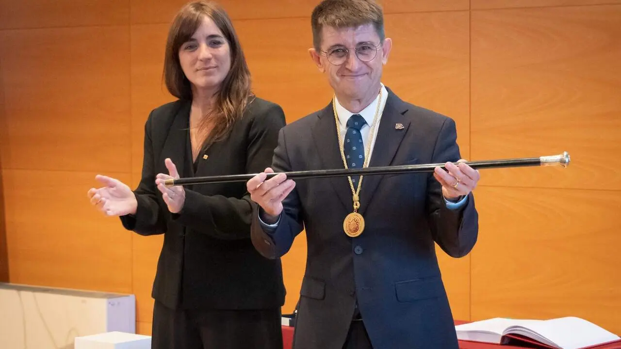  El nou rector de la URV pren possessi&oacute; en un acte oficial presidit per la consellera N&uacute;ria Montserrat &mdash; Imagen de la Fuente 