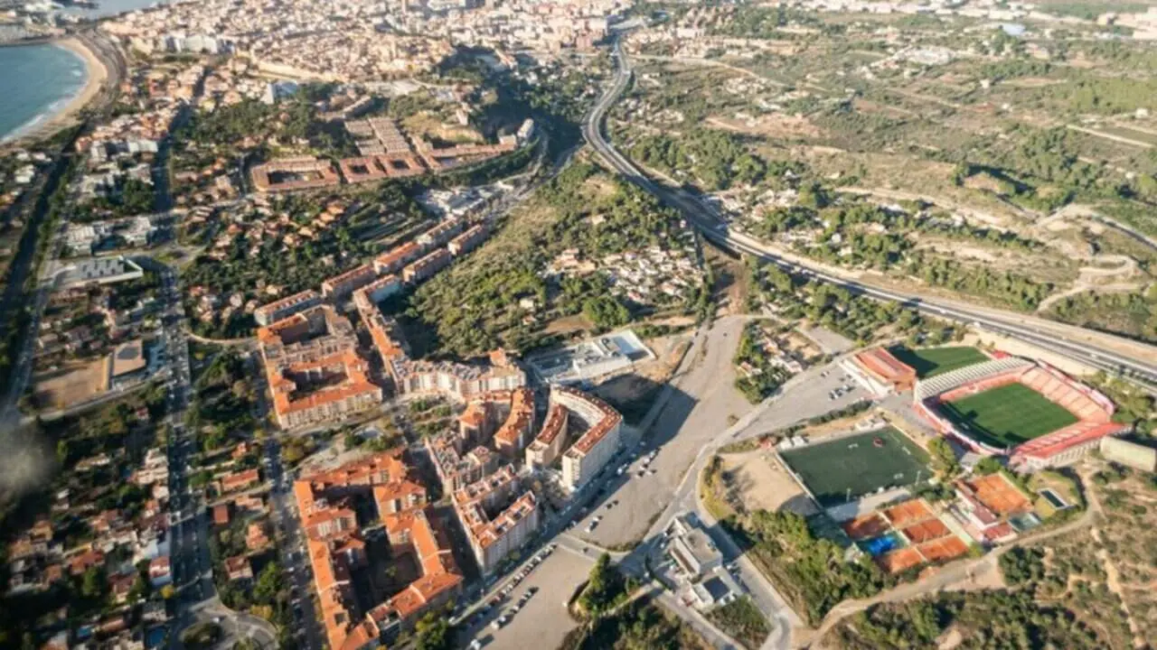  Excavaci&oacute; del solar de Joan Fuster per construir 40 habitatges de lloguer assequible amb licitaci&oacute; oberta per SMAHUSA &mdash; Imagen de la Fuente 